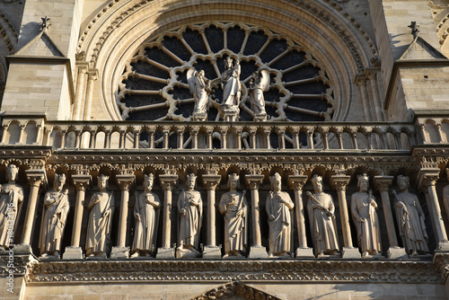 Apôtres et rosace de Notre-Dame à Paris, France