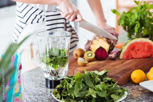 Person preparing coctail with rucola