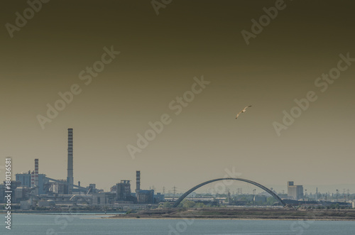 bruecke und fabriken am meer