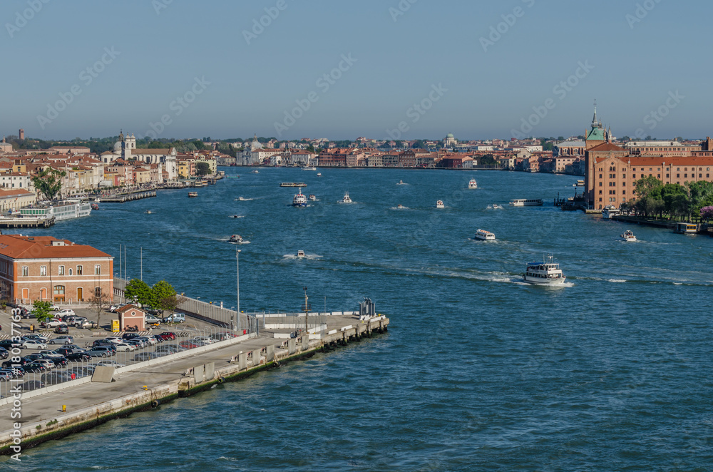 viele boote im meer in venedig