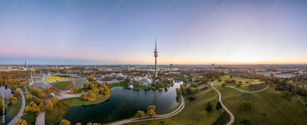 Naklejka premium Park Olimpijski w Monachium jesienią z powietrza jak z powietrza