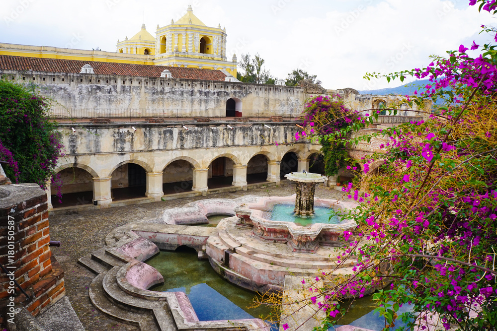 Obraz premium View of colonial colorful buildings in Antigua, Guatemala