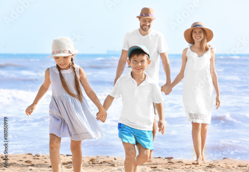 Canvas Print Happy family on sea beach at resort