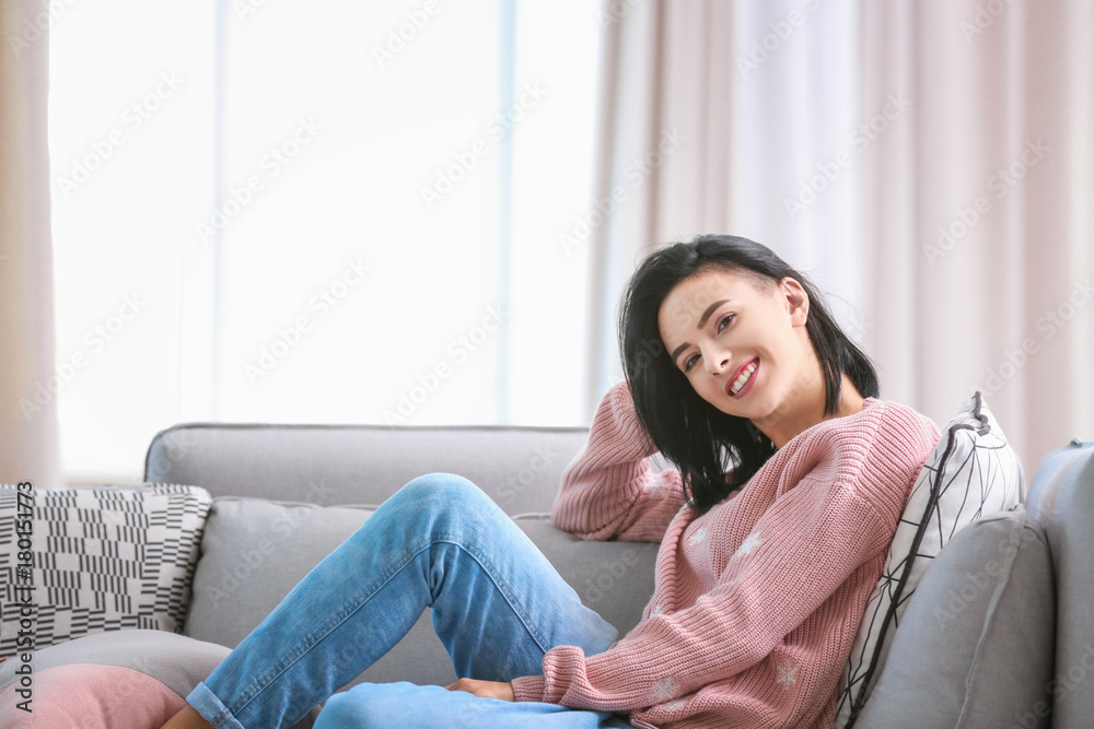 Obraz premium Attractive young woman in casual clothes at home