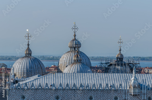 tuerme von kathedrale in venedig photo