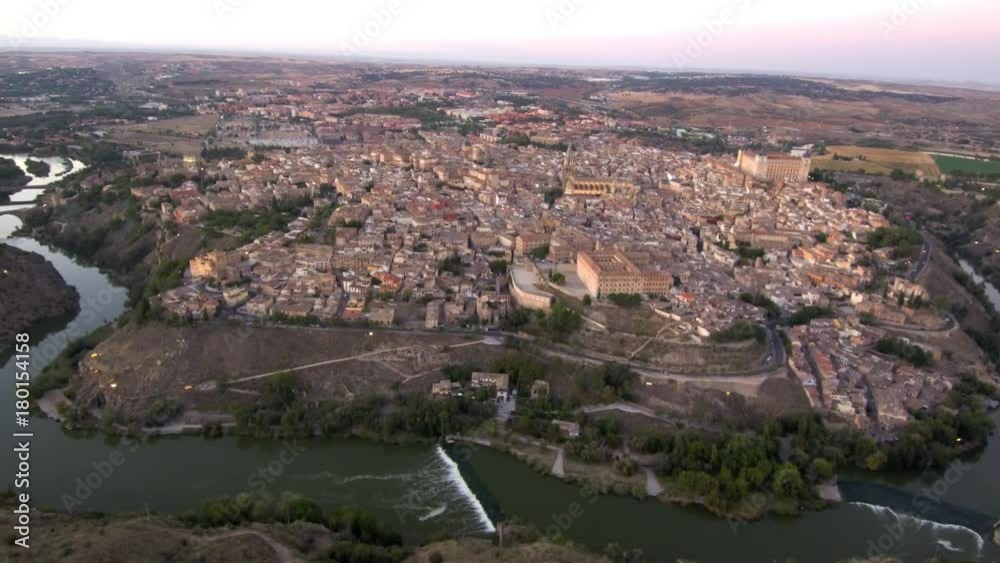 Toledo desde el aire. Toledo es una joya que tiene España. Abrazada por el río Tajo, ofrece entre sus murallas una espectacular muestra de la historia del arte español Toledo desde el aire. Toledo es una joya que tiene España. Abrazada por el río Tajo, ofrece entre sus murallas una espectacular muestra de la historia del arte español