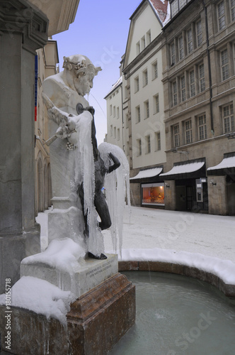 vereister Brunnen Brunnenbuberl am Stachus in München photo