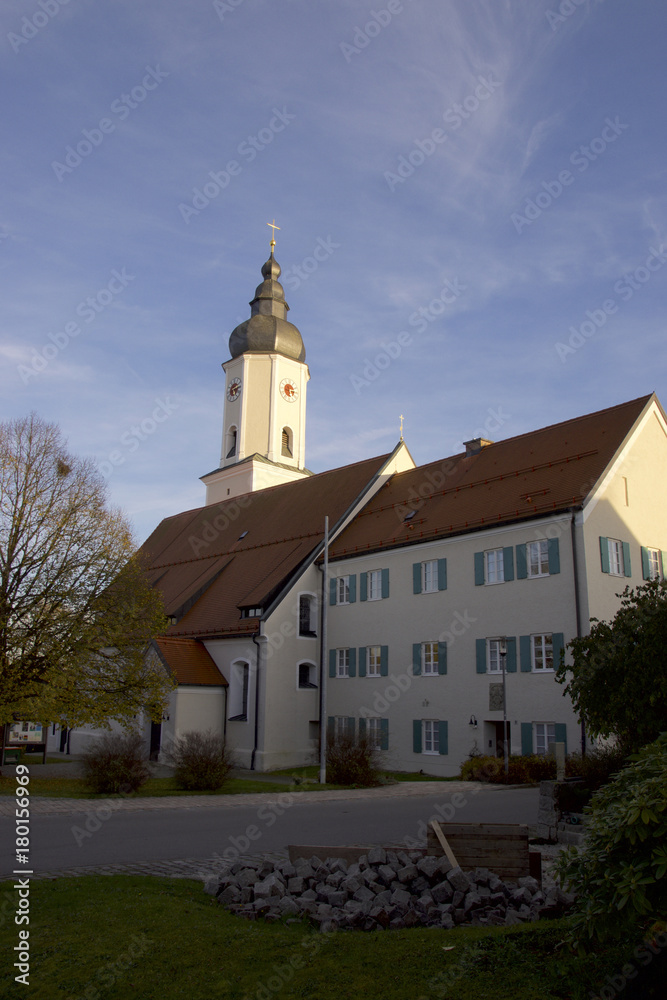 Pfarrkirche Mariä Himmelfahrt in Prutting, Oberbayern, Deutschland.