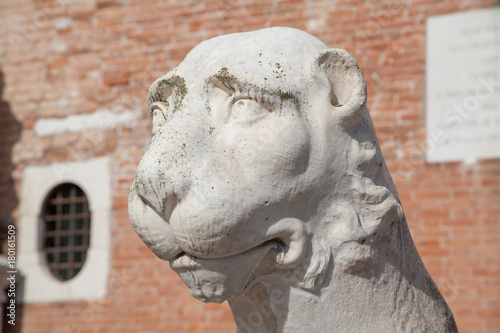 Löwenskulptur am Eingang des Arsenals in Venedig