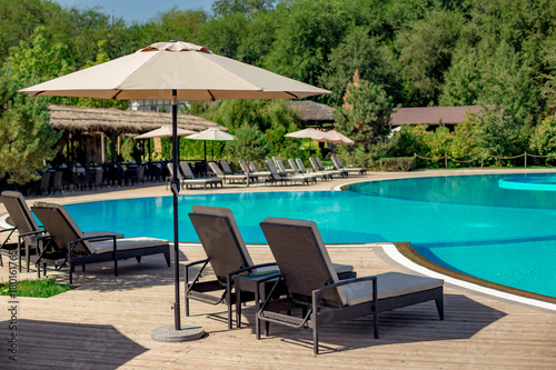 Foto recreation area with loungers and a swimming pool