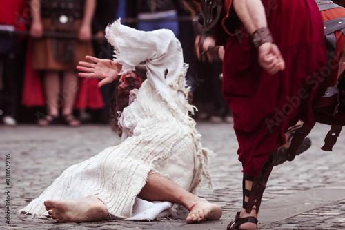 Foto Dramatisation by actors of the torture and crucifixion of Jesus Christ by the Ro