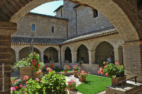 Assisi, il chiostro del monastero di San Damiano