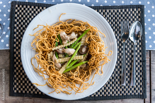 Crispy noodles in thick gravy