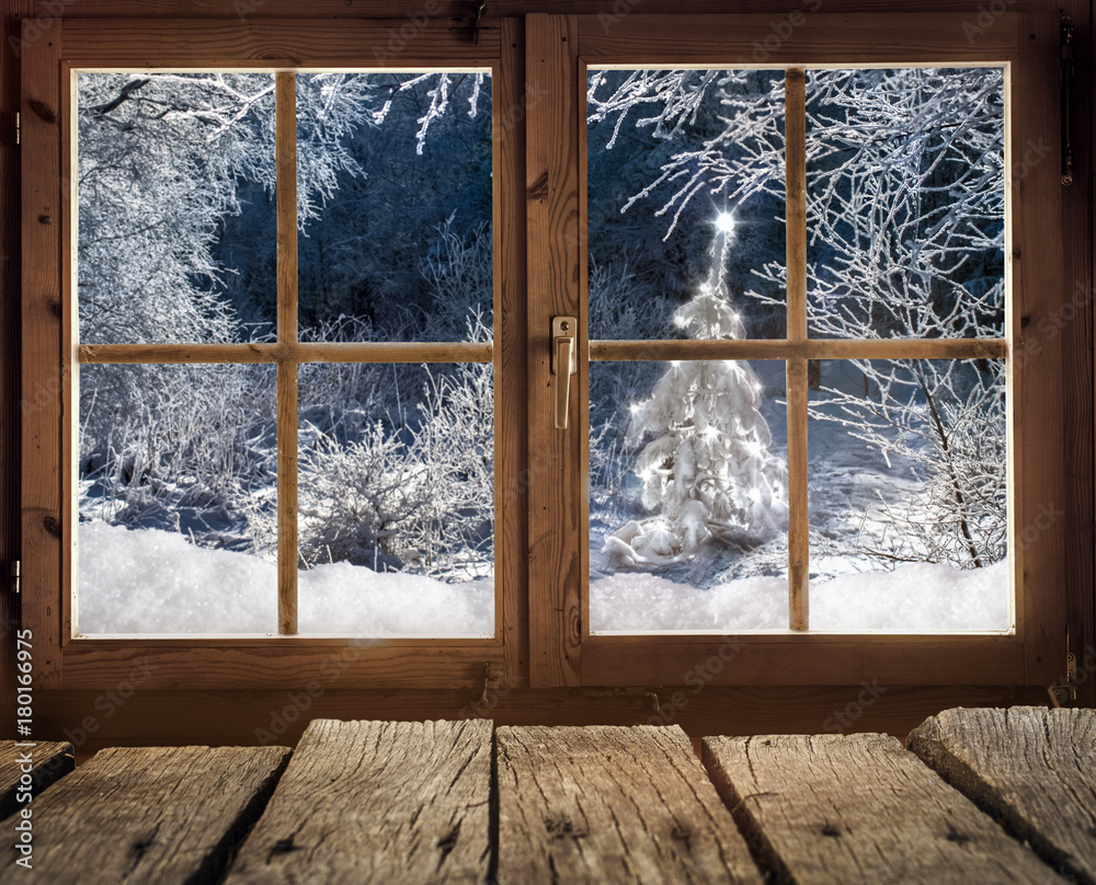 Fototapeta Widok z drewnianej chaty na zimowym lesie z choinki