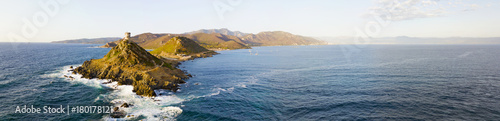 Vista aerea della Torre di Parata dal mare, torre genovese costruita nel 1608, Corsica. Francia. Tramonto sul mare nel golfo di Ajaccio vicino alle isole sanguinarie