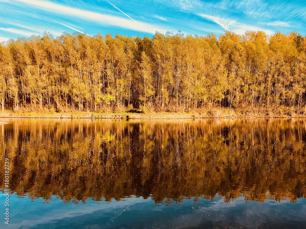 Fototapeta premium Autumn lake.
