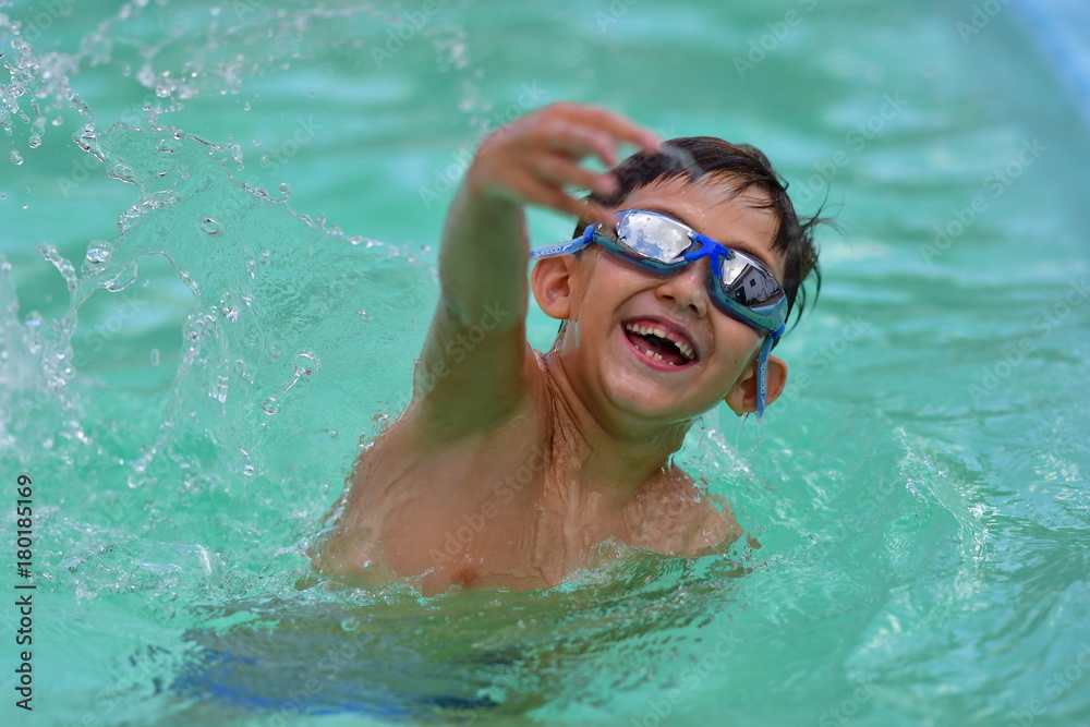 Naklejka premium Menino na Piscina