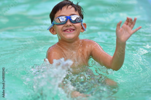 Menino na Piscina