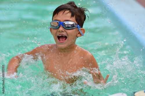 Menino na Piscina
