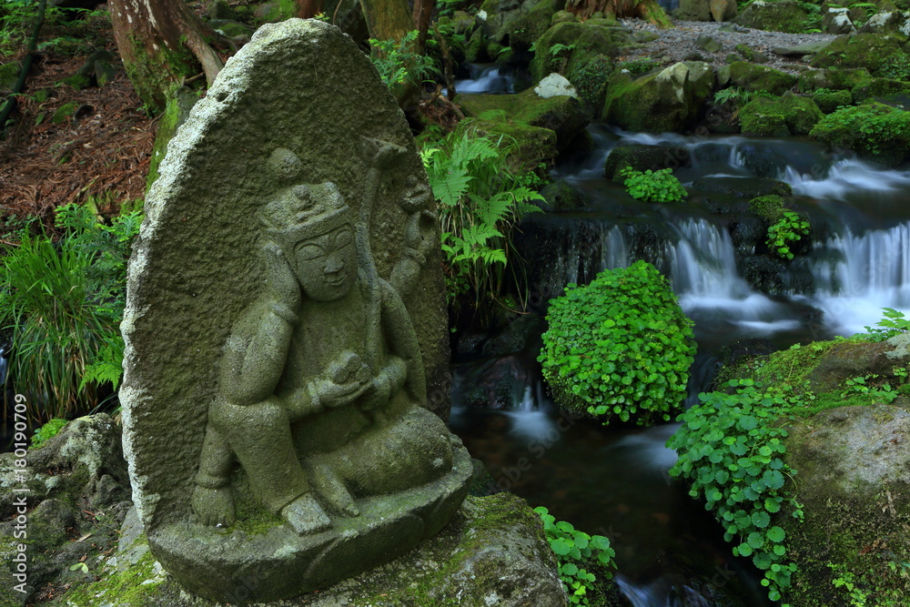 胴腹滝　湧き水を守る石仏　山形県遊佐町　Mountain spring water and stone Buddha / Yuza, Yamagata, Japan