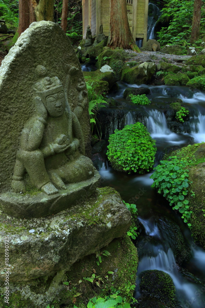 胴腹滝　湧き水を守る石仏　山形県遊佐町　Mountain spring water and stone Buddha / Yuza, Yamagata, Japan