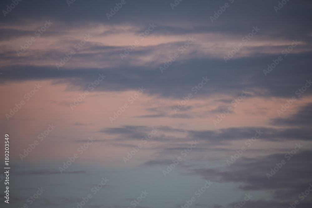 Obraz premium Isolated View of Colorful Shades of Pink, Purple, and Blue Clouds at Sunset