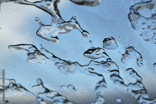 wasserspiele auf einem glasdach photo