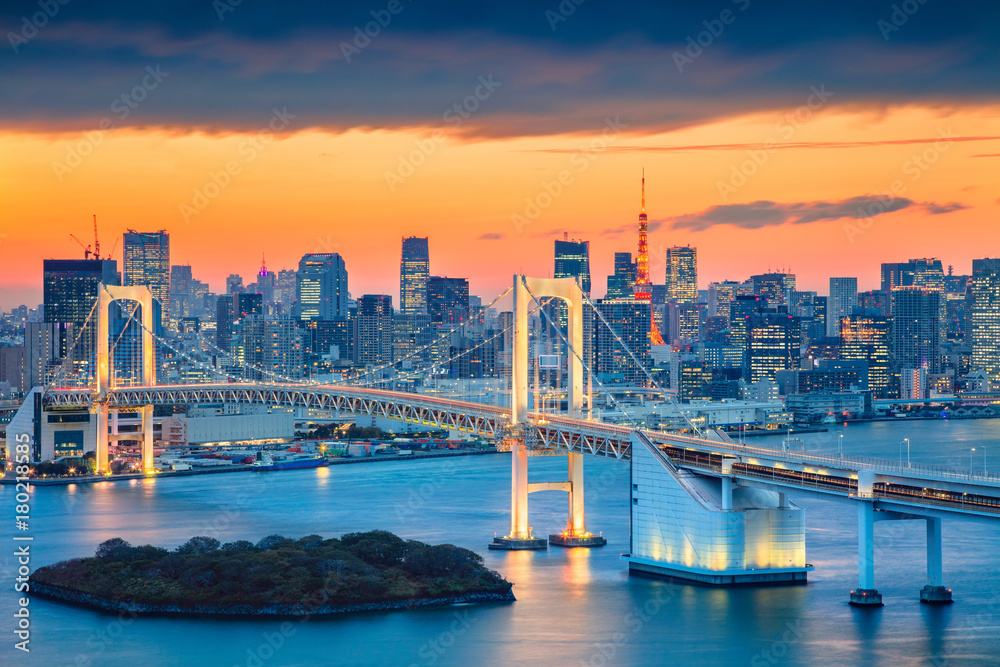 Naklejka premium Tokio. Obraz pejzaż Tokio, Japonia z Rainbow Bridge podczas zachodu słońca.