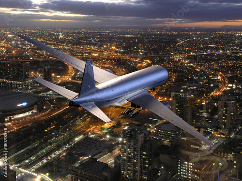 Verkehrsflugzeug im Landeanflug   ber Melbourne