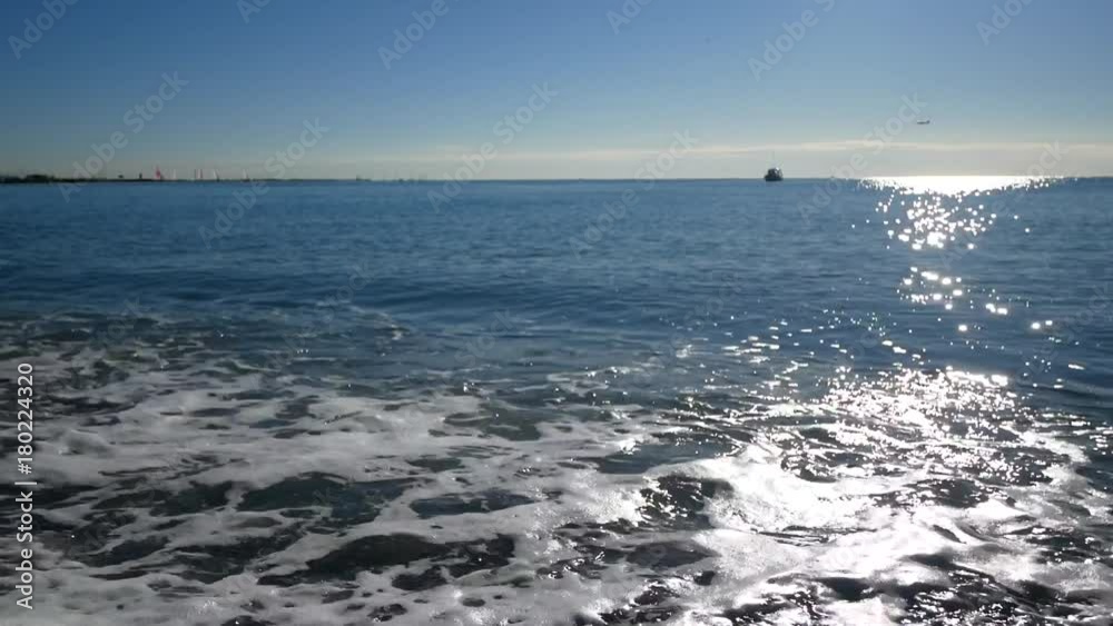 plage de galets cote d'azur France sous le soleil