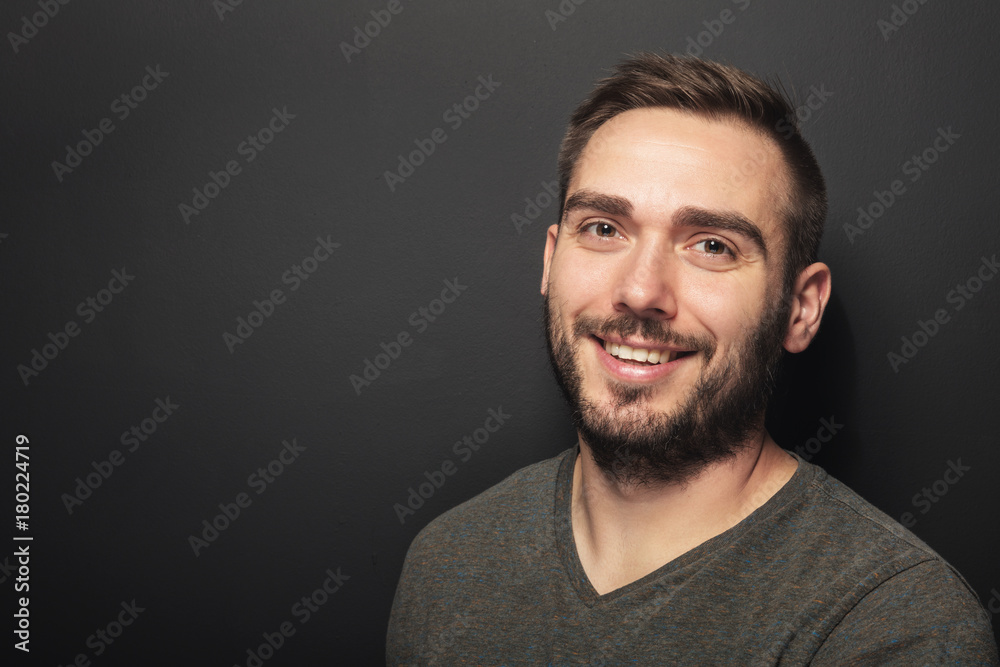 Obraz premium Smiling dark-haired young man.
