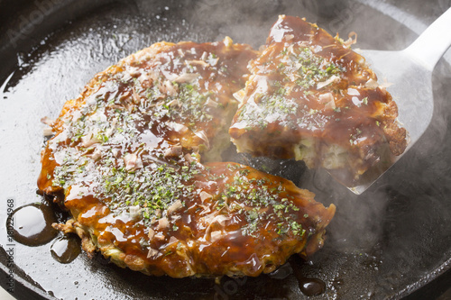 お好み焼きを食べる photo