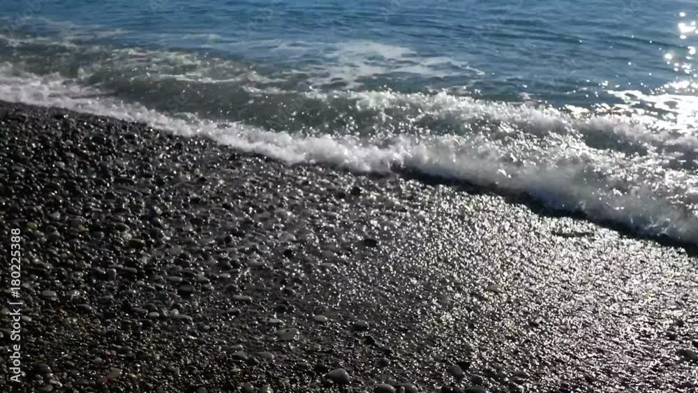 vagues sur plage de galets Nice France