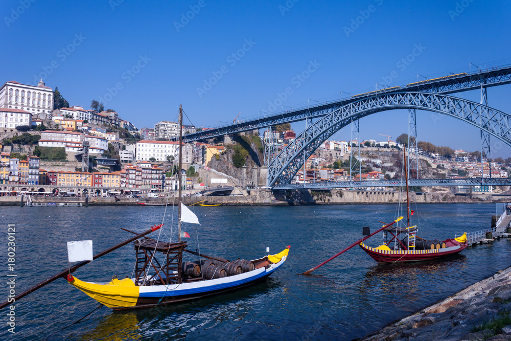 Fluss und Brücke in Porto