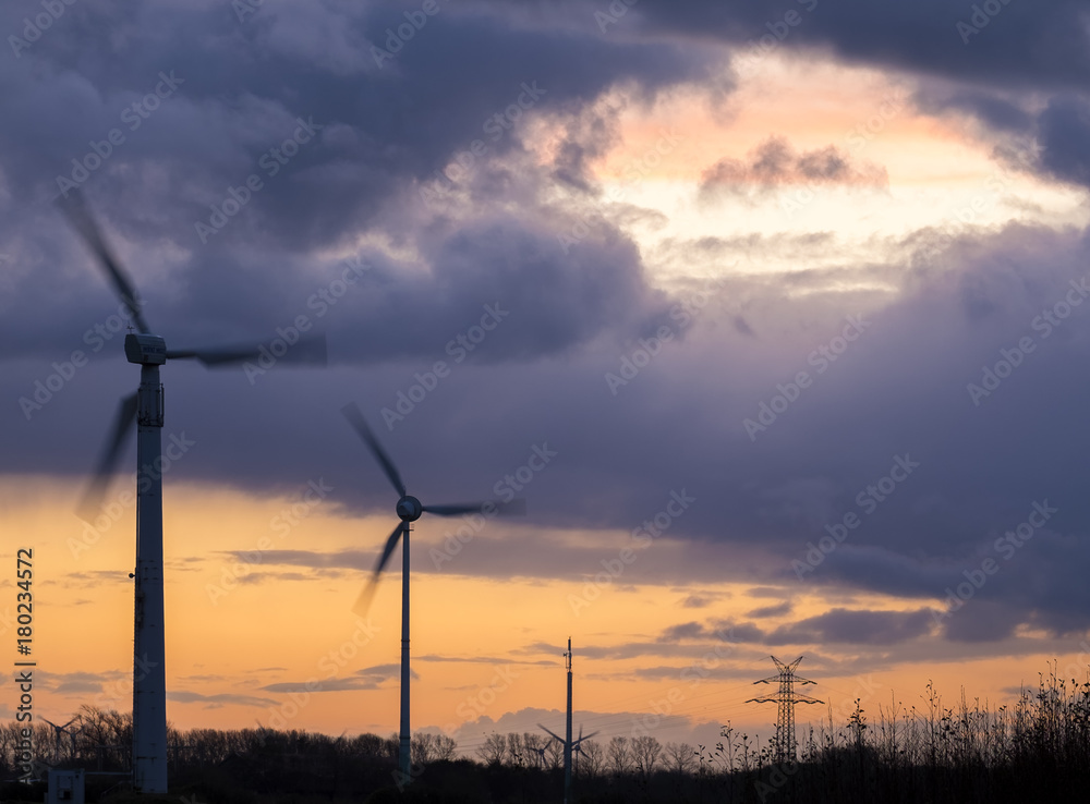 Windkraftanlage bei Sonnenuntergang. Ostfriesland.17192.jpg