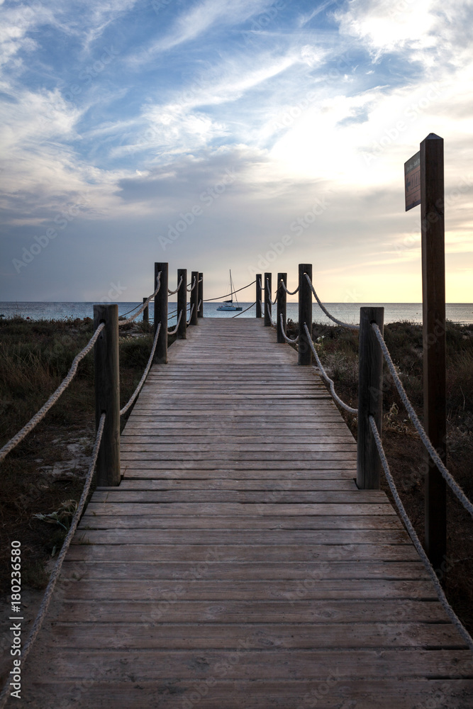 Fototapeta premium Camino hacia la playa