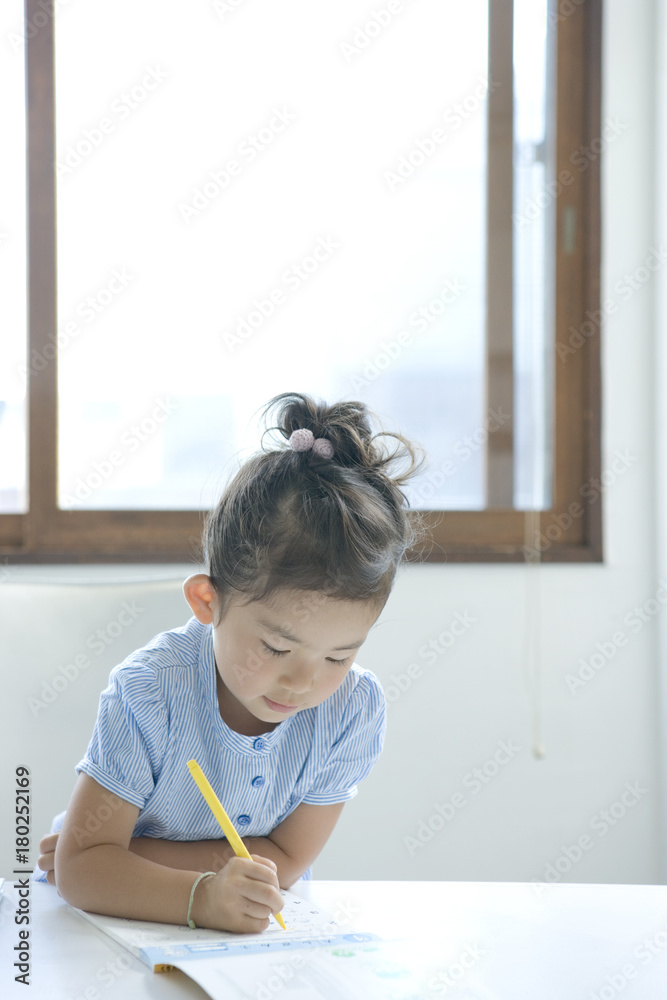 机に向かって勉強する女の子 机に向かって勉強する女の子
