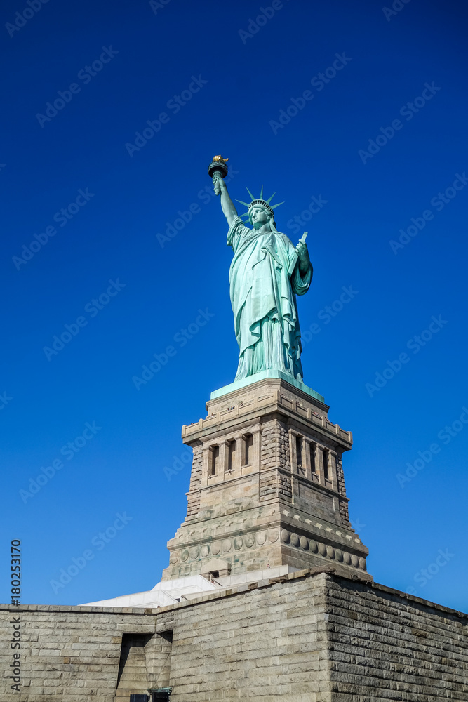 Statue de la Liberté sur un arrière-plan de ciel très bleu, à Manhattan, Liberty Island, New York
