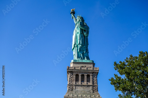 Statue de la Liberté latérale sur un arrière-plan de ciel très bleu, à Manhattan, Liberty Island, New York
