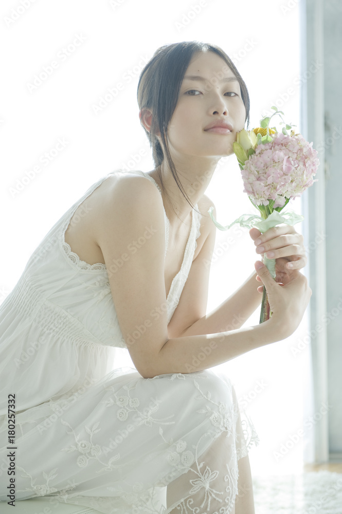 花束を持つ20代女性のポートレート 花束を持つ20代女性のポートレート