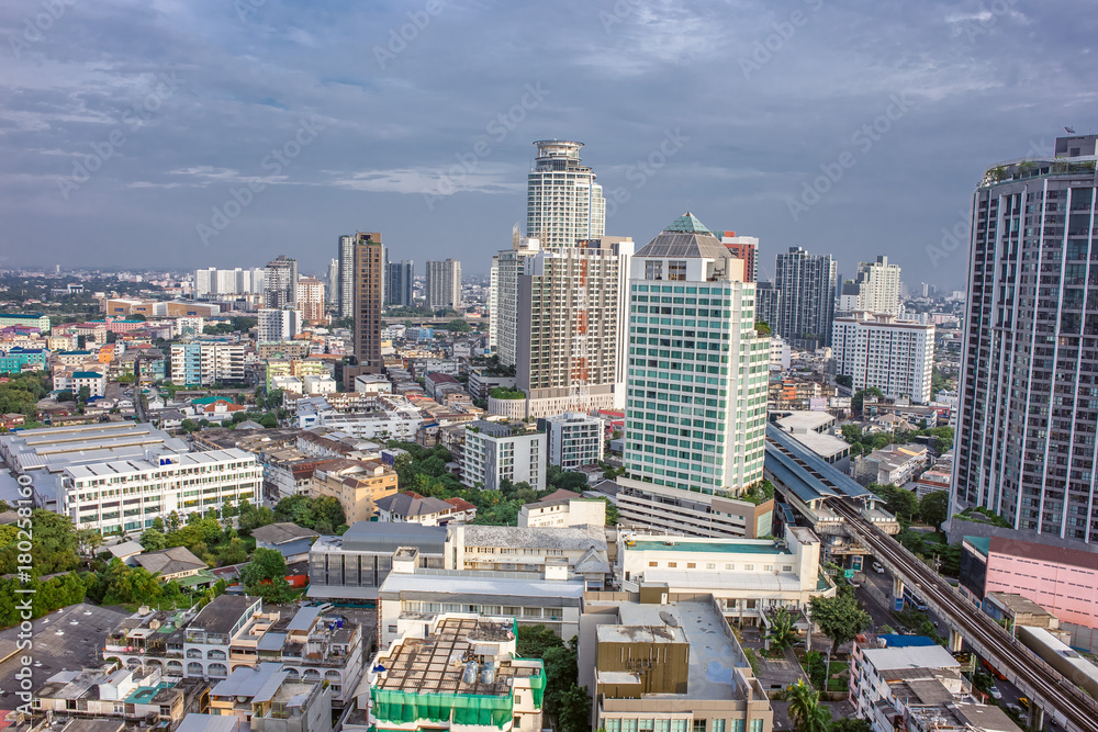 Fototapeta premium budynki miejskie z błękitnym niebem