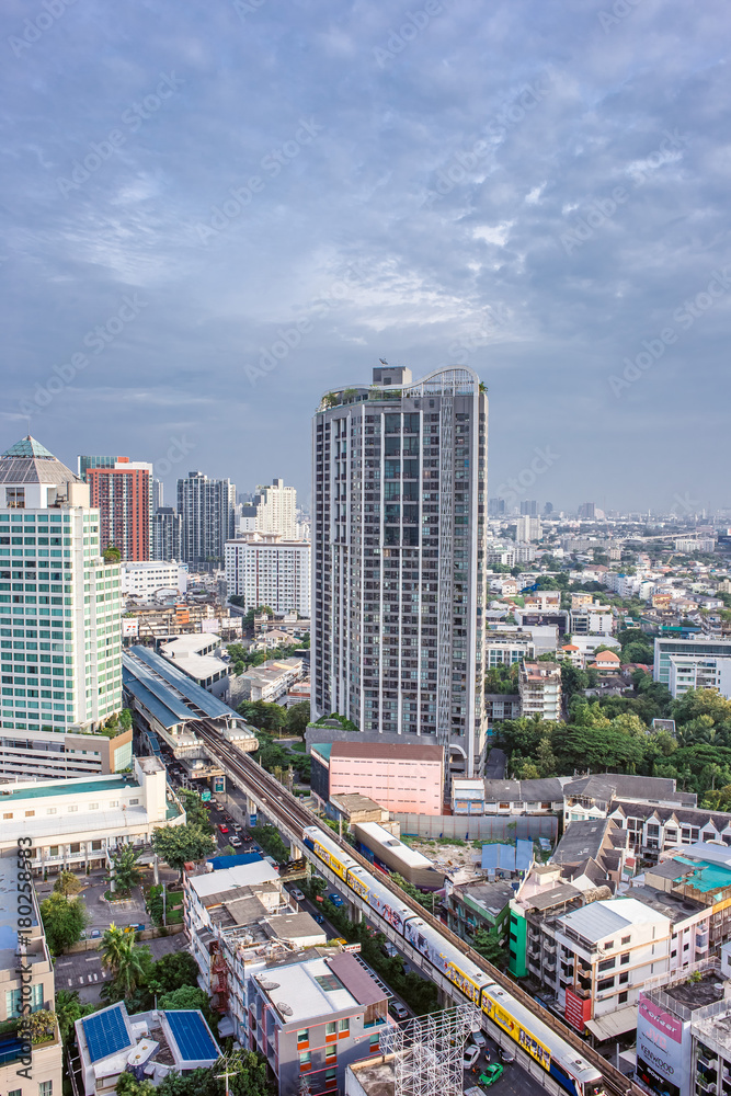 Fototapeta premium budynki miejskie z błękitnym niebem