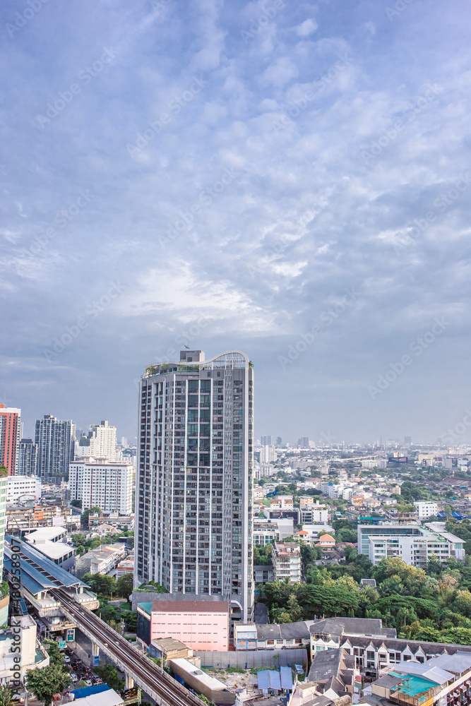 Obraz premium budynki miejskie z błękitnym niebem