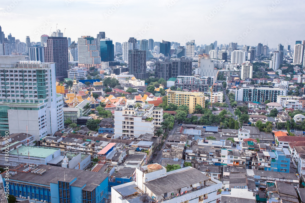 Naklejka premium budynki miejskie z błękitnym niebem