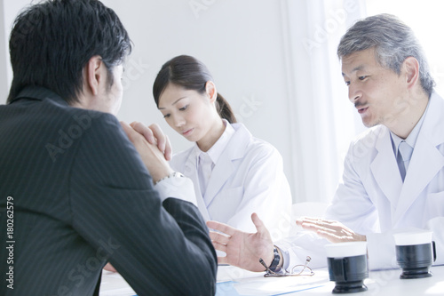 研究員の打ち合わせ風景