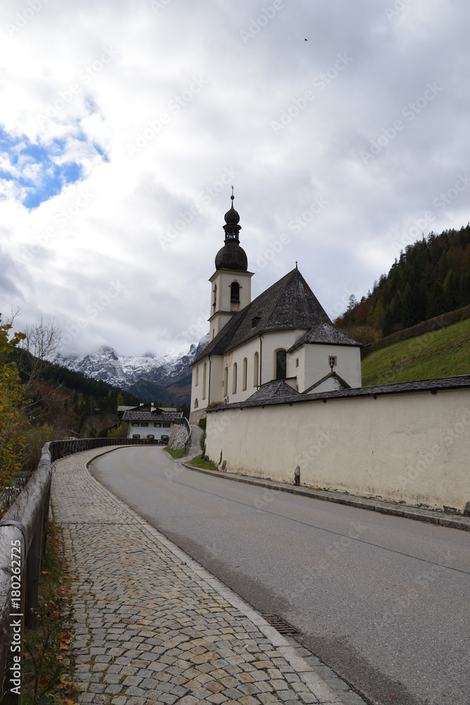 Blick auf die Pfarrkirche St. Sebastian in Ramsau , Bayern, Deutschland.