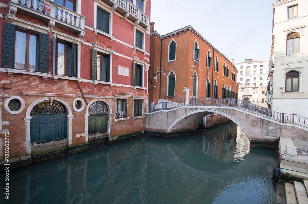 Venedig - schöne Brücke über Kanal