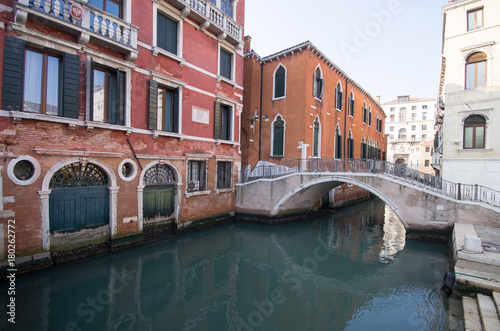 Venedig - schöne Brücke über Kanal © Frank Lambert