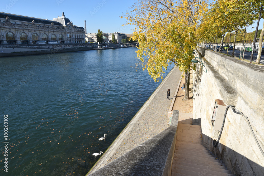 Quais de Seine en automne à Paris, France