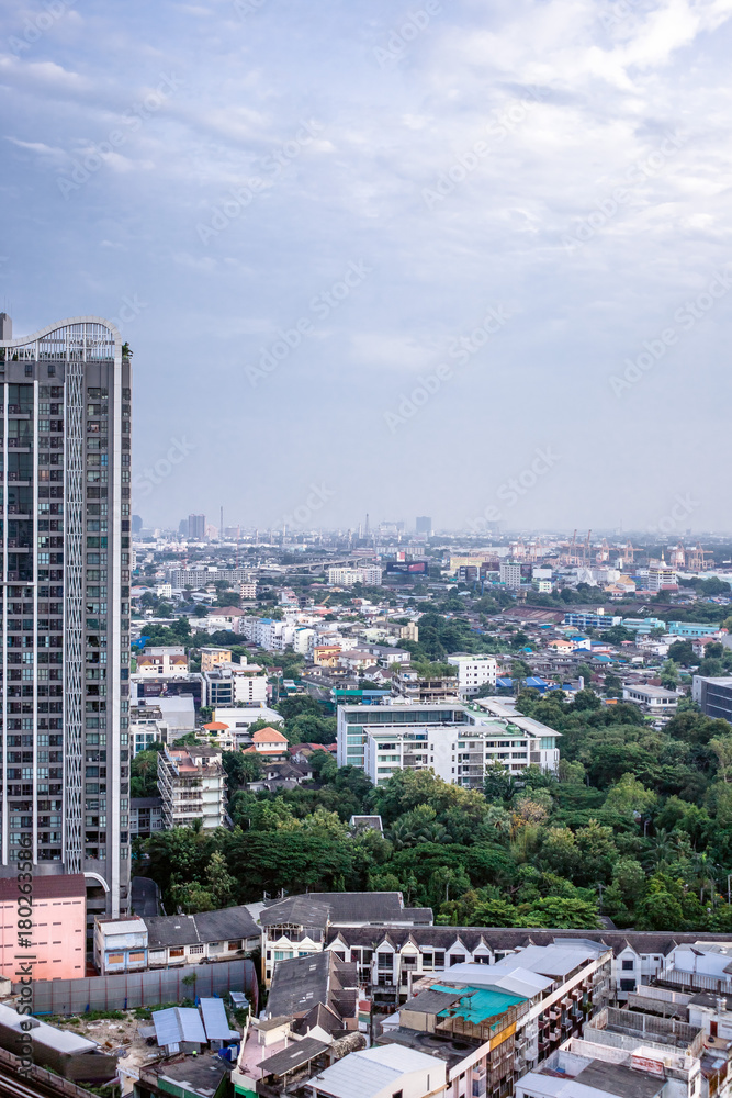 Obraz premium Bangkok Ekamai city buildings with blue sky